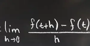 Límite matemático mostrado en una pizarra negra: lim cuando h tiende a 0 de f(t+h) menos f(t) dividido por h, representando la pendiente de la recta tangente.