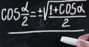 Identidad trigonométrica del ángulo mitad: cos(α/2) = ±√((1 + cosα)/2) escrita en un tablero.