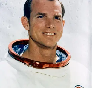 El astronauta David Scott, protagonista del famoso experimento del martillo y la pluma en la Luna.Fotografía oficial: NASA