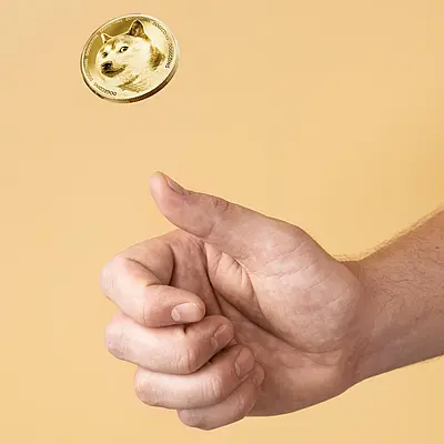 Una mano lanzando una moneda dorada al aire sobre un fondo claro, ejemplificando el experimento aleatorio clásico para estudiar la diferencia entre probabilidad teórica y experimental