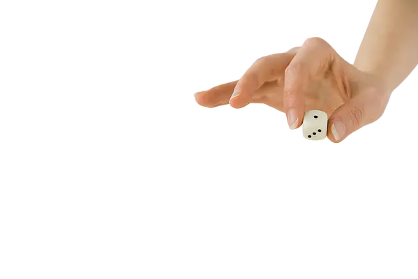 Una mano sosteniendo un pequeño dado blanco entre los dedos a punto de lanzarlo sobre un fondo negro, ejemplificando la regla de Laplace en eventos probabilísticos simples